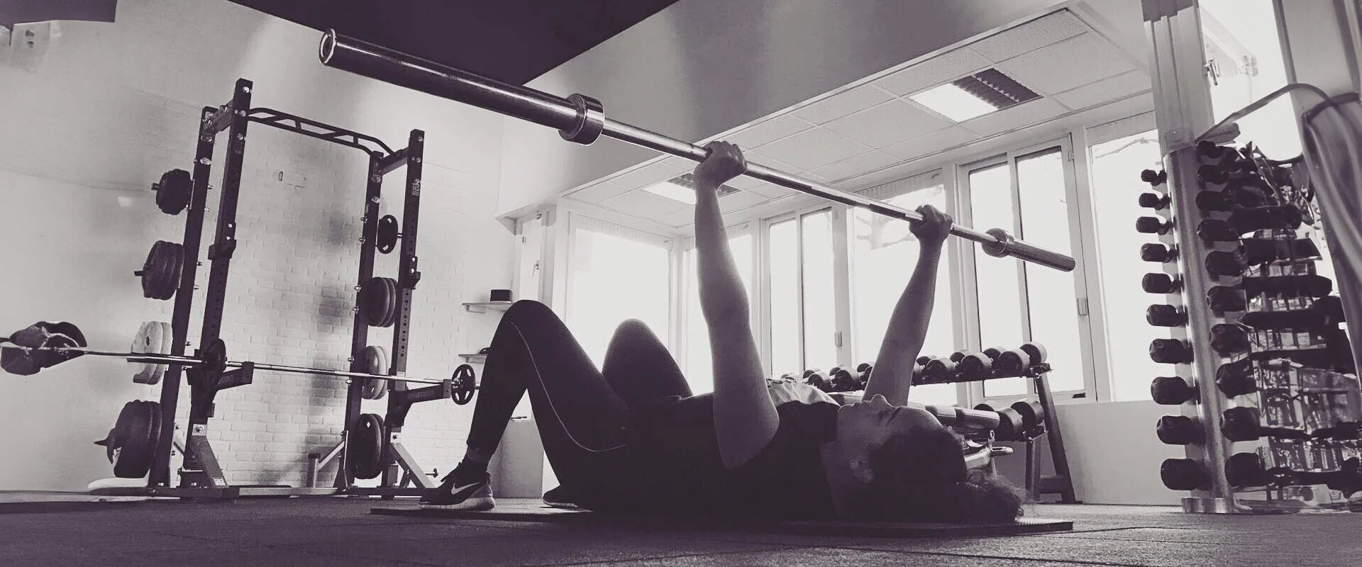 Du betrachtest gerade Fit bleiben während der Coronakrise mit dem kostenlosen Home-Fitness-Programm von Kampfsportstore x Rosalie Goes Personal