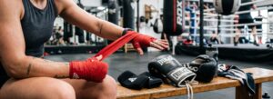 Mehr über den Artikel erfahren Bandagen, Innenhandschuhe oder beides? So schützt du deine Hände beim Boxen und Kickboxen