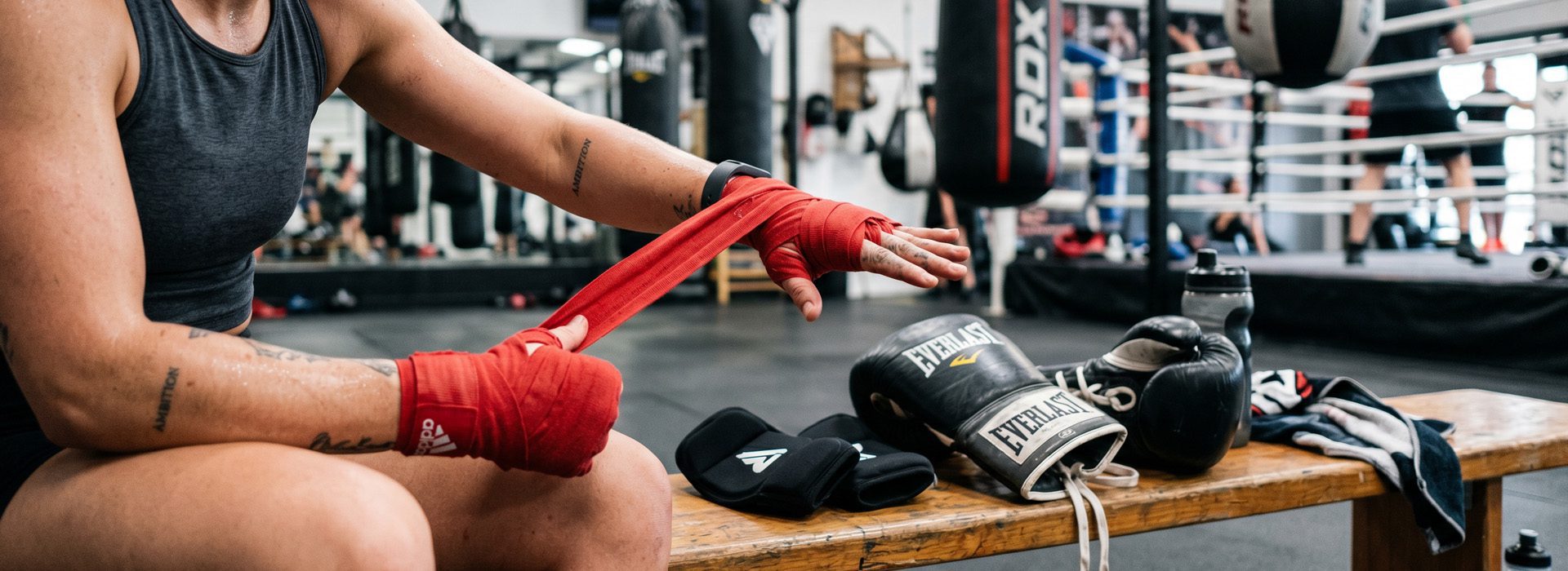 Du betrachtest gerade Bandagen, Innenhandschuhe oder beides? So schützt du deine Hände beim Boxen und Kickboxen