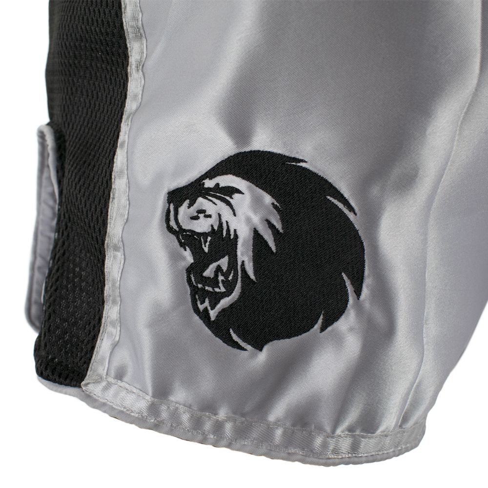 Super Pro Combat Gear Kickbox-Shorts - Thai- und Kickbox-Short Brave - Schwarz / Weiß Super Pro Combat Gear Kickbox-Shorts - Thai- und Kickbox-Short Brave - Schwarz / Weiß