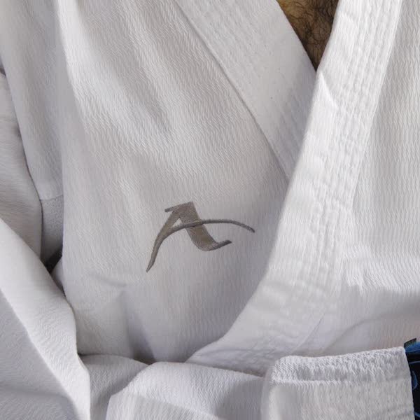 Arawaza Karateanzug - Kumite Deluxe - Weiß (ARAKKUDWKF) Arawaza Karateanzug - Kumite Deluxe - Weiß (ARAKKUDWKF)