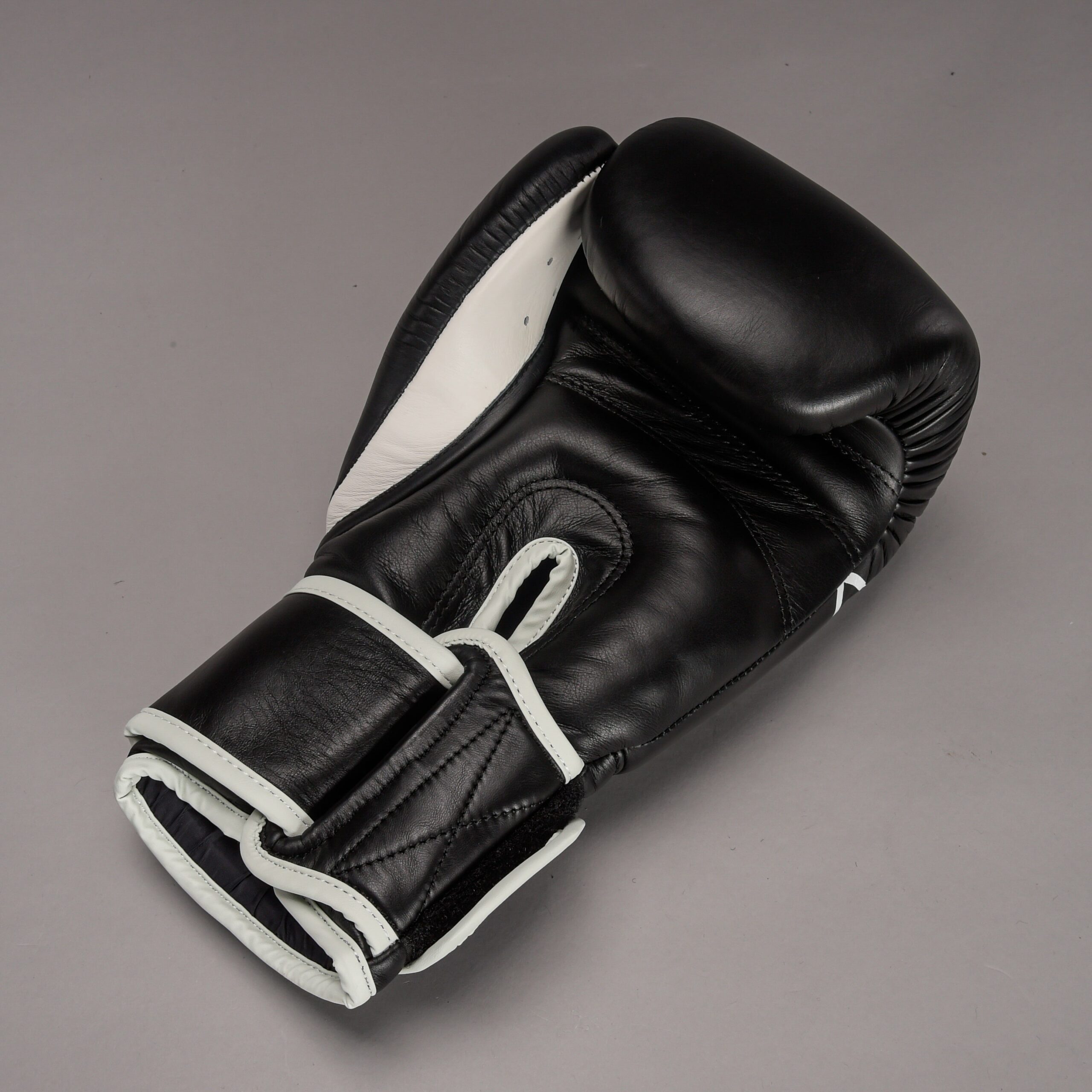Joya Strike Kickboxhandschuhe Schwarz Weiß Joya Strike Kickboxhandschuhe Schwarz Weiß