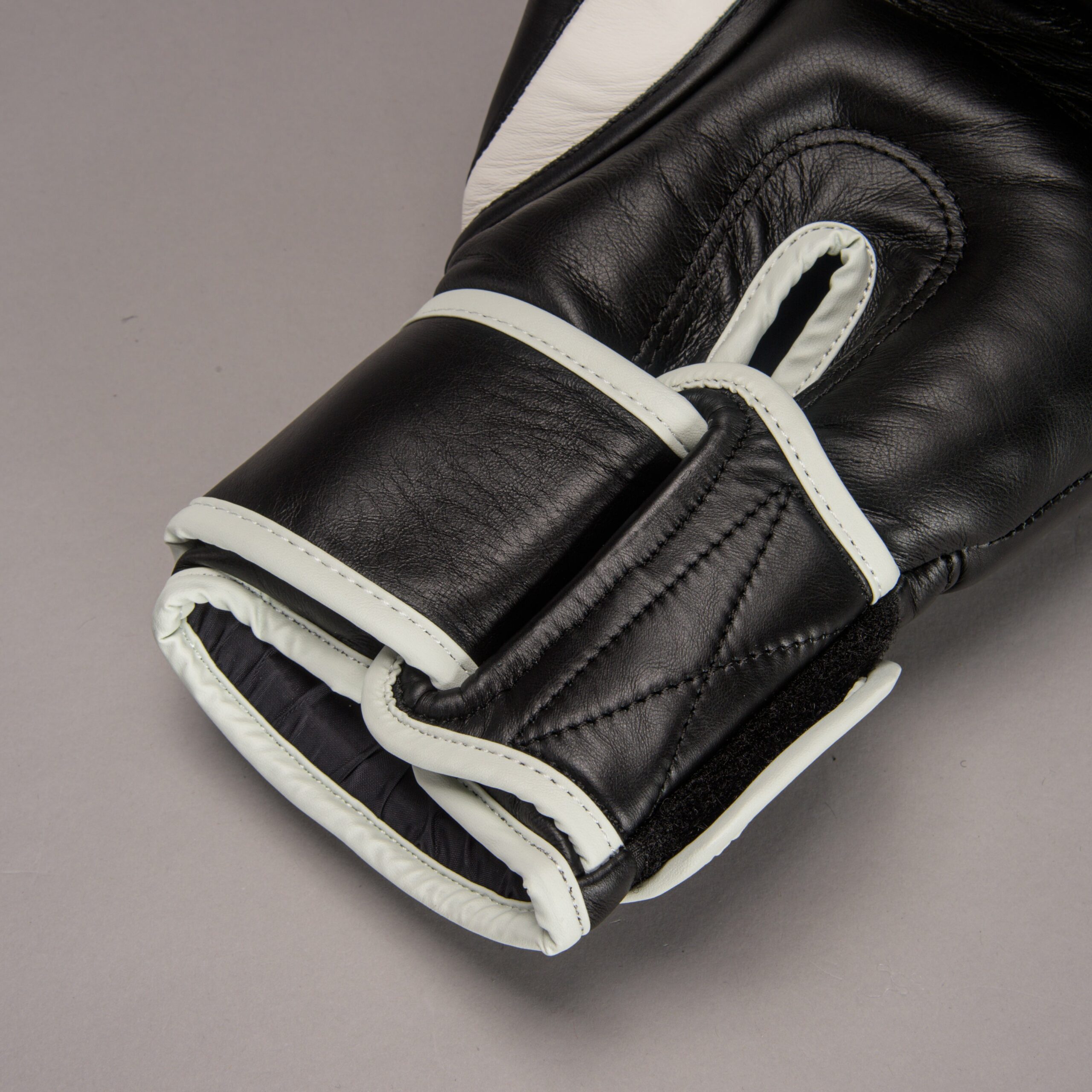 Joya Strike Kickboxhandschuhe Schwarz Weiß Joya Strike Kickboxhandschuhe Schwarz Weiß