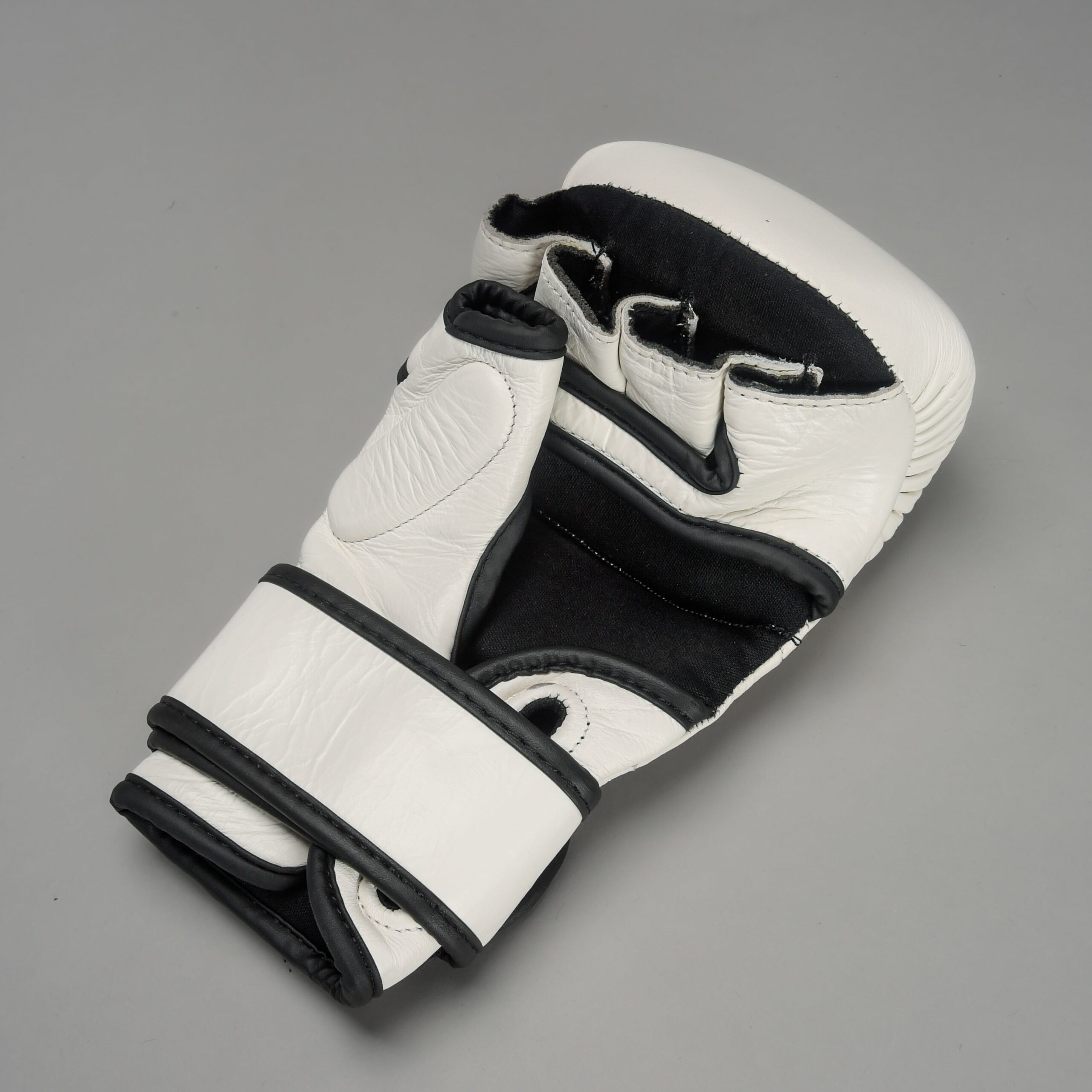 Joya Strike Thailand MMA-Sparring-Handschuhe Weiß Joya Strike Thailand MMA-Sparring-Handschuhe Weiß